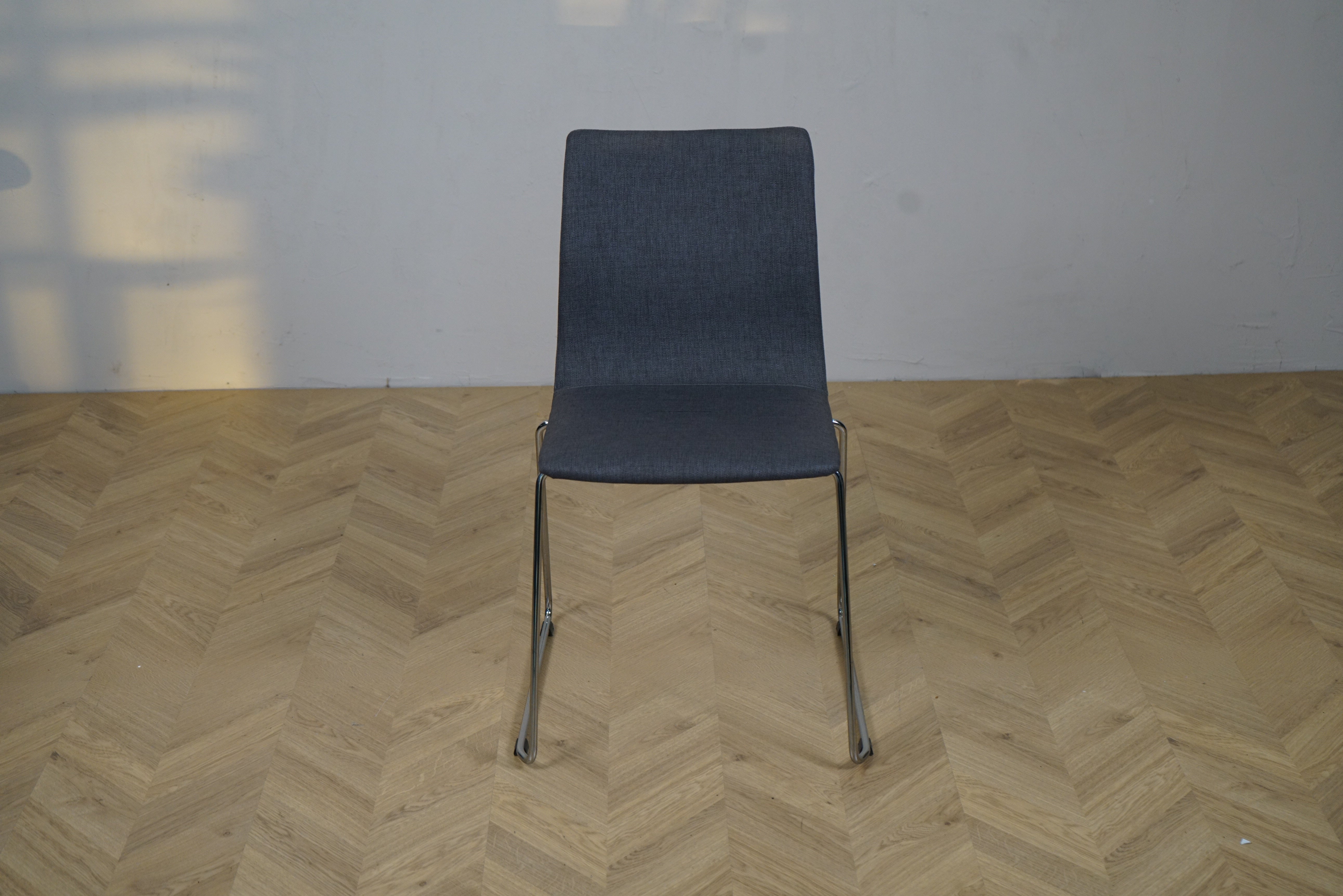 Ottawa konferencestol mørkegrå polstret sæde med krom medestel set forfra – stabelbar mødestol 46 cm